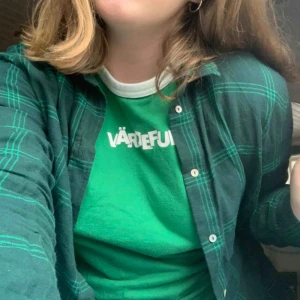  - Grön tunn flanellskjorta. Fri frakt!