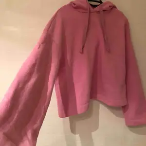 Ros hoodie med vida ärmar, i fint skick ☺️ Priset är inkl frakt och betalning via swish✨