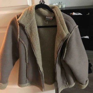  - Mysig jacka köpt på secondhand  Storleken är XL och jag vanligtvis har M på jackor Frakt står köparen för 