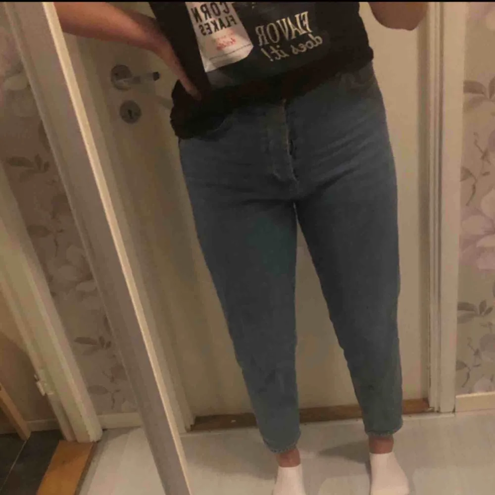 Superfina och bekväma mom jeans från bikbok. Säljer pga har två stycken i denna modellen.. Jeans & Byxor.