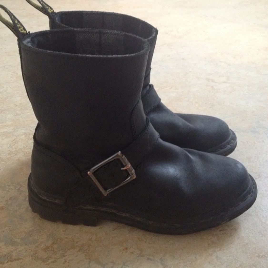 Dr Martens i fin kvalité. Varma och sköna. Perfekta i höst/vinter :)  - 1414226661