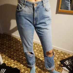  - Jeans med slitningar vid knäna. Aldrig använda och frakten ingår 🎉