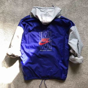 Nike - Vintage original Nike vind jacka 💙 blivit skadad ifrån strykning men går lätt att rulla upp ärmen✨ skickas eller möts upp i Stockholm.