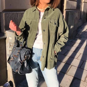  - Jättefin mörkgrön manchesterjacka. 