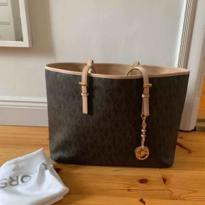  - Knappt använd Michael Kors väska i mycket gott skick. Pris kan diskuteras! Upphämtning i Sthlm 💛