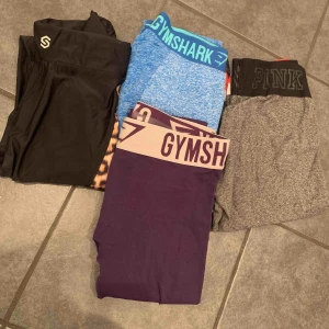  - GYMSHARKBYXOR SÅLDA!!!  Träningsbyxor 50kr/st Stronger(svarta byxor) - storlek M  Pink - storlek S