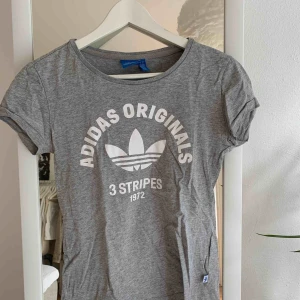  - T-shirt från Adidas i bra skick. Väldigt skön och snygg! Köparen står för frakten 