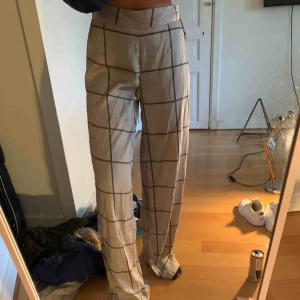  - Rutiga byxor från Gina Tricot. Säljer eftersom de är för stora för mig💕  Frakt ingår ej!