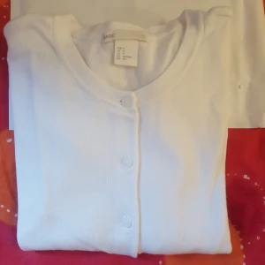  - H&M kofta bacis. VIT. Använt 1-2 gånger. (+ 36kr frakt)