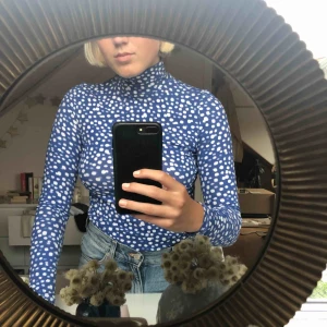  - Prickig polotröja från monki! Använd ett fåtal gånger🥰💖 köparen står för frakten