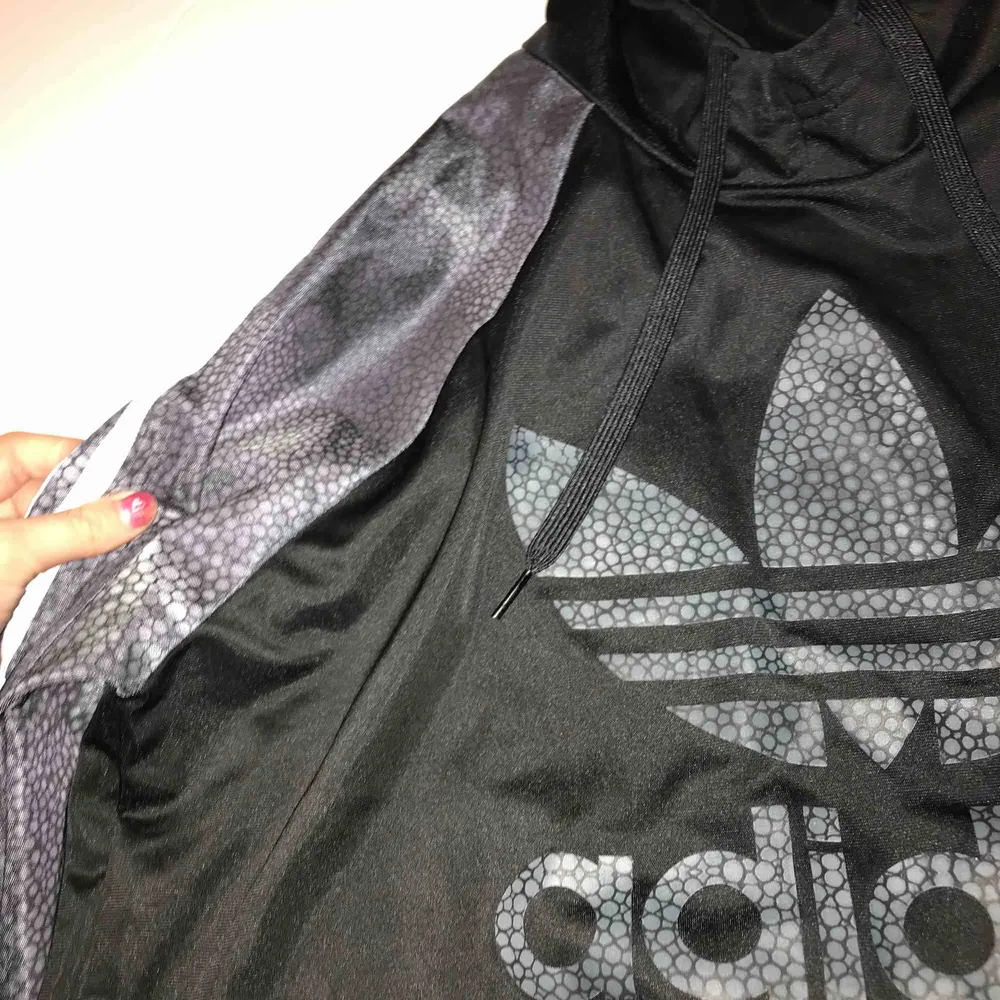 Svin cool Adidas hoodie ish!! Orm mönster liknande !!  Funkar som både S och XS. Skriv vid intresse!💖💖💖. Hoodies.