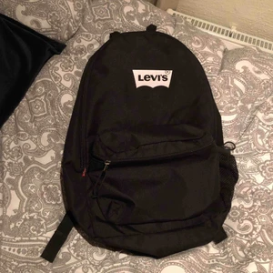  - Rymlig svart ryggsäck från Levis. Nästan oanvänd 