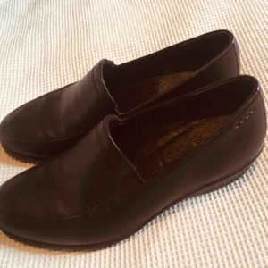  - Skor från Ecco i stl 36  NU 500kr Ordpris 990kr  Använda sparsamt under ett par månader, endast inomhus och med sulor i.   Hämtas i Norrköping eller Stockholm alternativt skickas, då tillkommer frakt. 