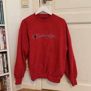 Röd sweatshirt från Champion, använd en gång!  270kr inklusive frakt! ☺️  