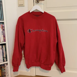  - Röd sweatshirt från Champion, använd en gång!  270kr inklusive frakt! ☺️  