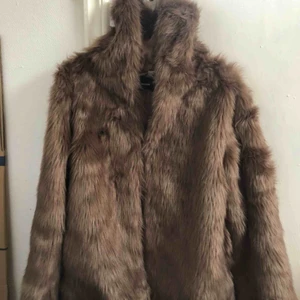  - Snygg pälsjacka<3 aldrig använd, med luva! Är varm så funkar för höst och vinter