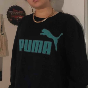  - Oversized PUMA sweater, svart med turkost tryck! Mysig och sparsamt använd.