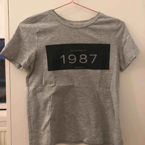  - T-shirt från vero Moda. Riktigt snygg och stilren, säljer pga att jag har bytt stil. Använd sparsamt