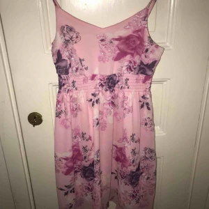  - Fin blommig och somrig klänning. Aldrig använd.