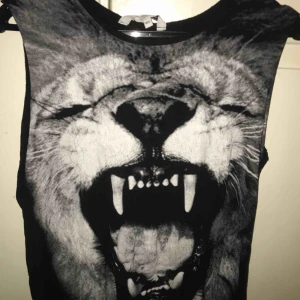  - Unik topp med tigertryck. Lite oversize. Aldrig använd. 