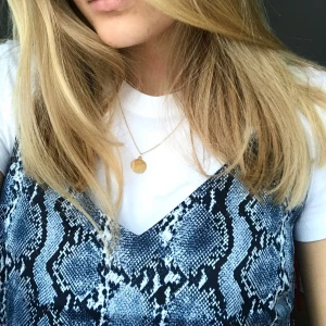  - Blått satin linne i ormskinnsmönster💙