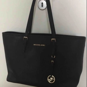  - Äkta Michael Kors väska