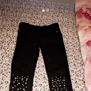 - En jätte finna par jeans byxor från ginatricot märket Ebba jeans Black för 250kr och oanvänd. Köparen står för frakt. 
