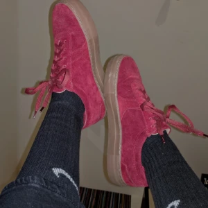  - Vinröda (mörkare än på bild) Axel Arigato suede leather platform skor. Finfint skick. Original pris- 1600:- Hör av er! 