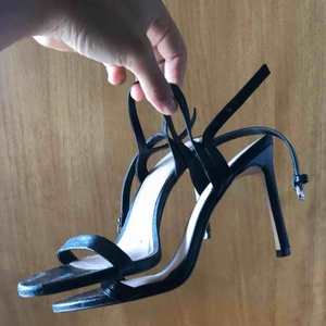  - Svarta lätta klackar, sköna att gå ut i 