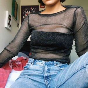  - Genomskinlig, tröja som glittrar. Storleks lappen har jag klippt bort. Men om jag minns rätt va denna storlek XS men passar även S och M. Toppen är i  bra skick! Kommer från ett djurfritt och rökfritt hem💖 Betalning sker via swish 