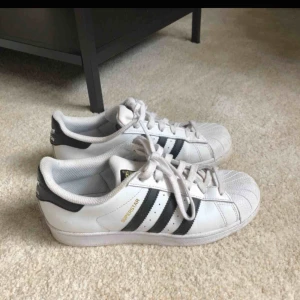  - Adidas skor som är i bra skick använd några gånger bara 