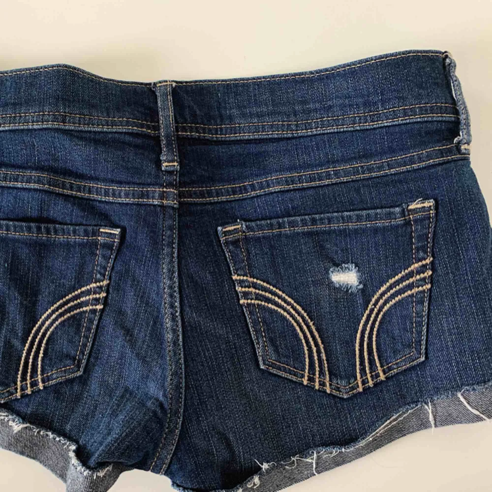 Sparsamt använda shorts från Hollister med små slitningar. Skicka meddelande för bättre bilder. (Passar en s ungefär). Shorts.