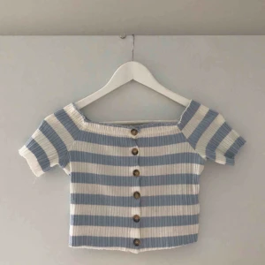  - Ljusblå randig topp jag köpte i Rom förra sommaren! Detaljer av trä och den finaste nyansen av blå. Kan användas både som offshoulder / vanlig topp