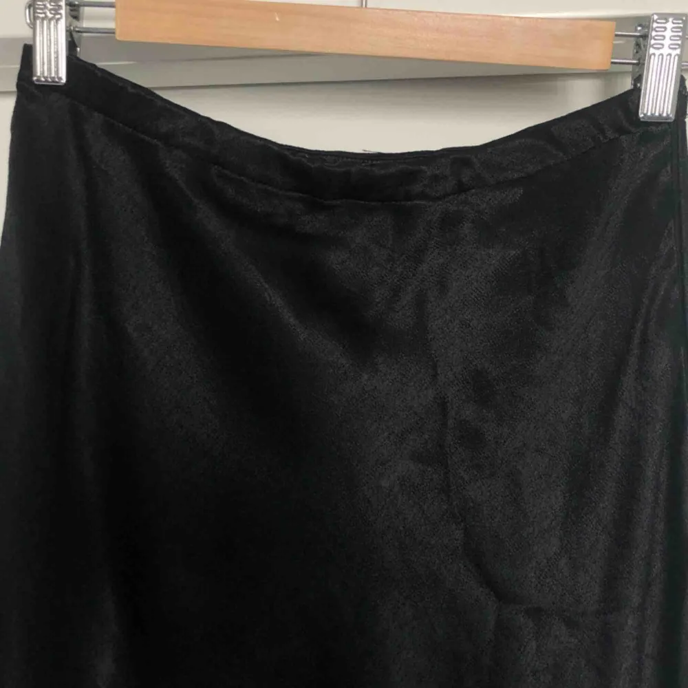 Svart midikjol från Zara, strl S, cirka 1.30 m lång. Sidenliknande glansigt tyg. Endast provad. Kan mötas upp eller frakt för 30kr.😊. Kjolar.