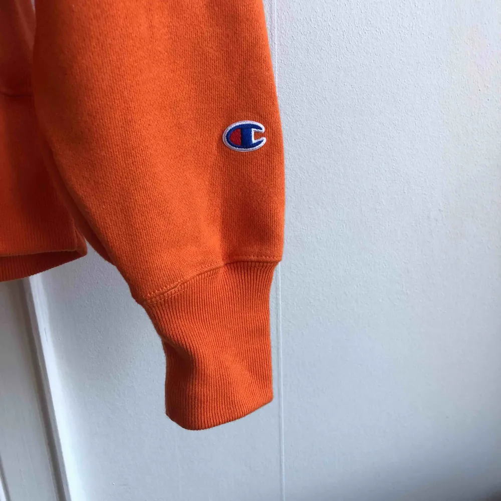 Clean oreange hoodie från Champion helt oanvänd . Tröjor & Koftor.