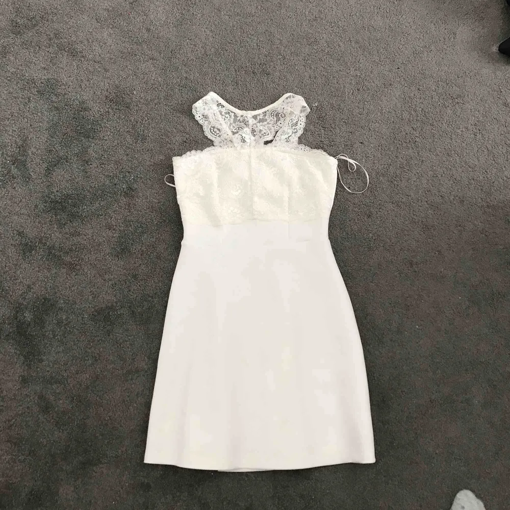 Fin vit klänning, använd en gång och säljer pga använder aldrig . Klänningar.