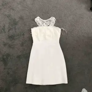 Fin vit klänning, använd en gång och säljer pga använder aldrig 