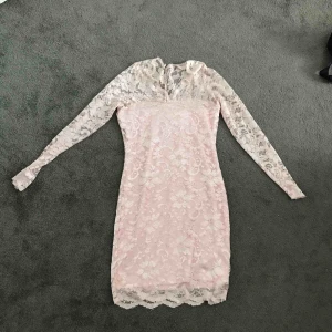  - Super fin klänning från bubbleroom. Använd en gång och säljer pga kommer aldrig till användning  