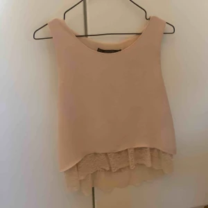  - Nästan helt oanvänd, använd 2 gånger. Den kan bli skrynklig i posten men det är bara till at stryka!