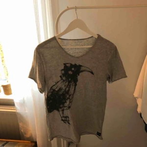  - Snygg oversize tröja med "tuffare" motiv. Är egentligen än kill-tröja isåfall i storlek M för killar.   Köparen står för frakten 💗