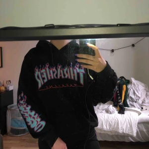  - thrasher hoodie med blå och röda flames. hoodien är i juniorstorlek L så skulle säga att i tjejstorlek är den M och killstorlek S/M