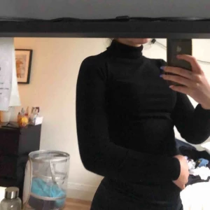  - svart polotröja i skönt material. strl XS men passar mig som har S. köpt på new yorker
