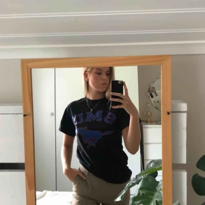  - Svart vintage champion t-shirt, köparen står för frakt 