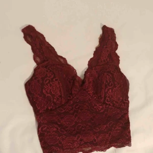  - Vinröd stretchig magtopp i spets   Oanvänd 