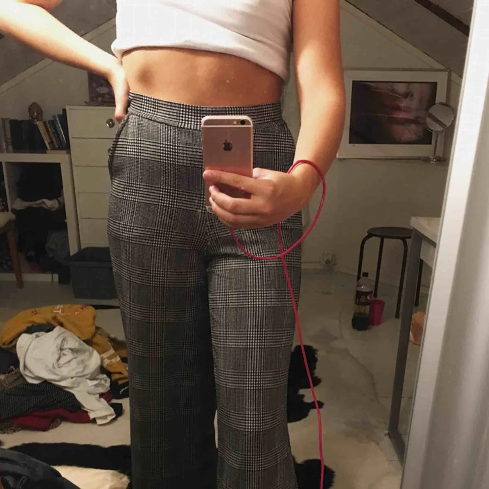 Jätte fina o sköna byxor från Gina tricot använd ett fåtal gånger o i bra skick.😊. Jeans & Byxor.