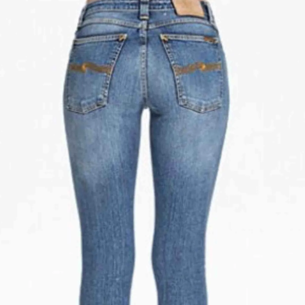 Nudie jeans  ”skinny Lin” Smala ben och lite stretch, fina jeans i nyskick av ekologiskt bomull. Det bästa med jeansen är att om de går sönder får du laga dem gratis i någon av Nudie jeans repair shops, hur många gånger du vill. Nypris 1300kr.. Jeans & Byxor.
