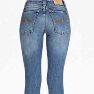 Nudie jeans  ”skinny Lin” Smala ben och lite stretch, fina jeans i nyskick av ekologiskt bomull. Det bästa med jeansen är att om de går sönder får du laga dem gratis i någon av Nudie jeans repair shops, hur många gånger du vill. Nypris 1300kr.