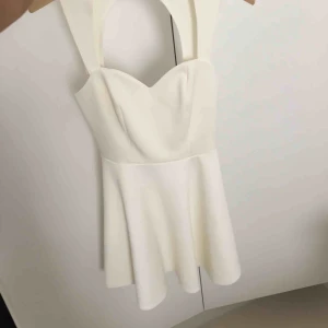  - Klänning som är använd men mer att ge:) öppen rygg upptill. 