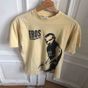 - Eros World Tour Tee - kan hämtas i Uppsala eller skickas mot fraktkostnad 
