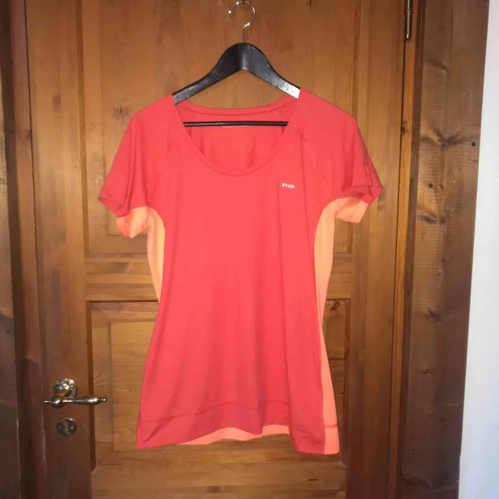 T-shirt från SOC i stl. 42, funktionsmaterial i färgen rosa/orange. T-shirts.
